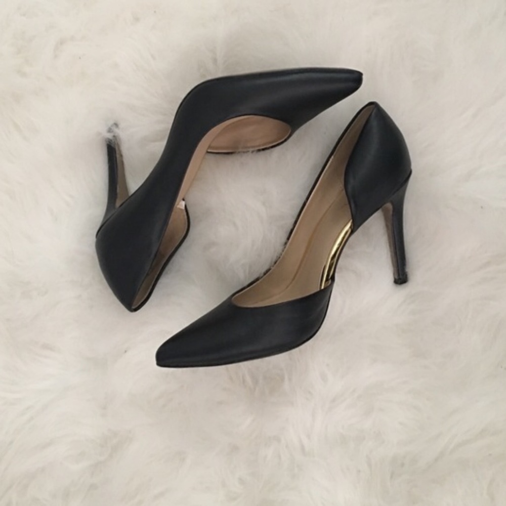 Black pumps